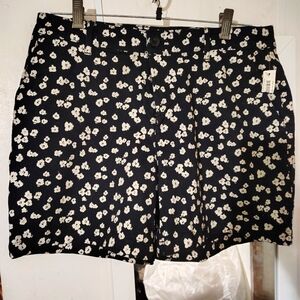 Amazon Essentials Shorts (12) slight stretch 4 pockets Blk w/ white flowers